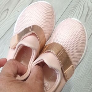 (17-3619)    Cat & Jack Shoes Sz 6